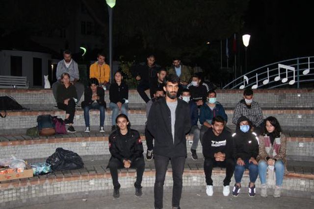 ogrenciler geceyi parkta gecirdi vali yurt 4 14412350 o