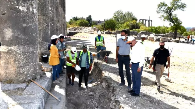 Rektör Çamsarı, Uzuncaburç Antik Kenti'ndeki kazı çalışmalarını inceledi