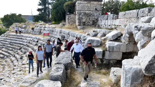 Rektör Çamsarı, Uzuncaburç Antik Kenti'ndeki kazı çalışmalarını inceledi