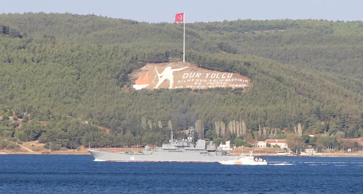 Rus askeri gemisi Çanakkale Boğazı'ndan geçti