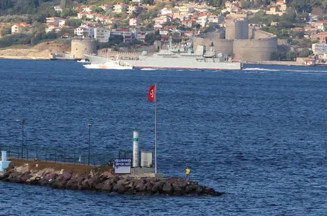 Rus askeri gemisi Çanakkale Boğazı'ndan geçti