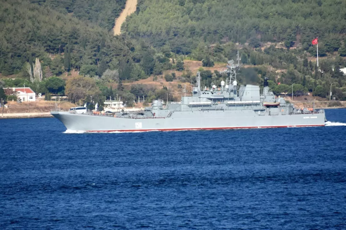 Rus savaş gemisi Çanakkale Boğazı'ndan geçti