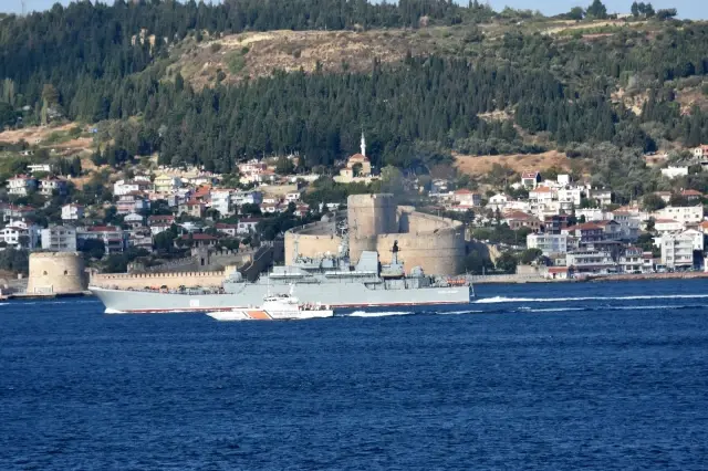 Rus savaş gemisi Çanakkale Boğazı'ndan geçti