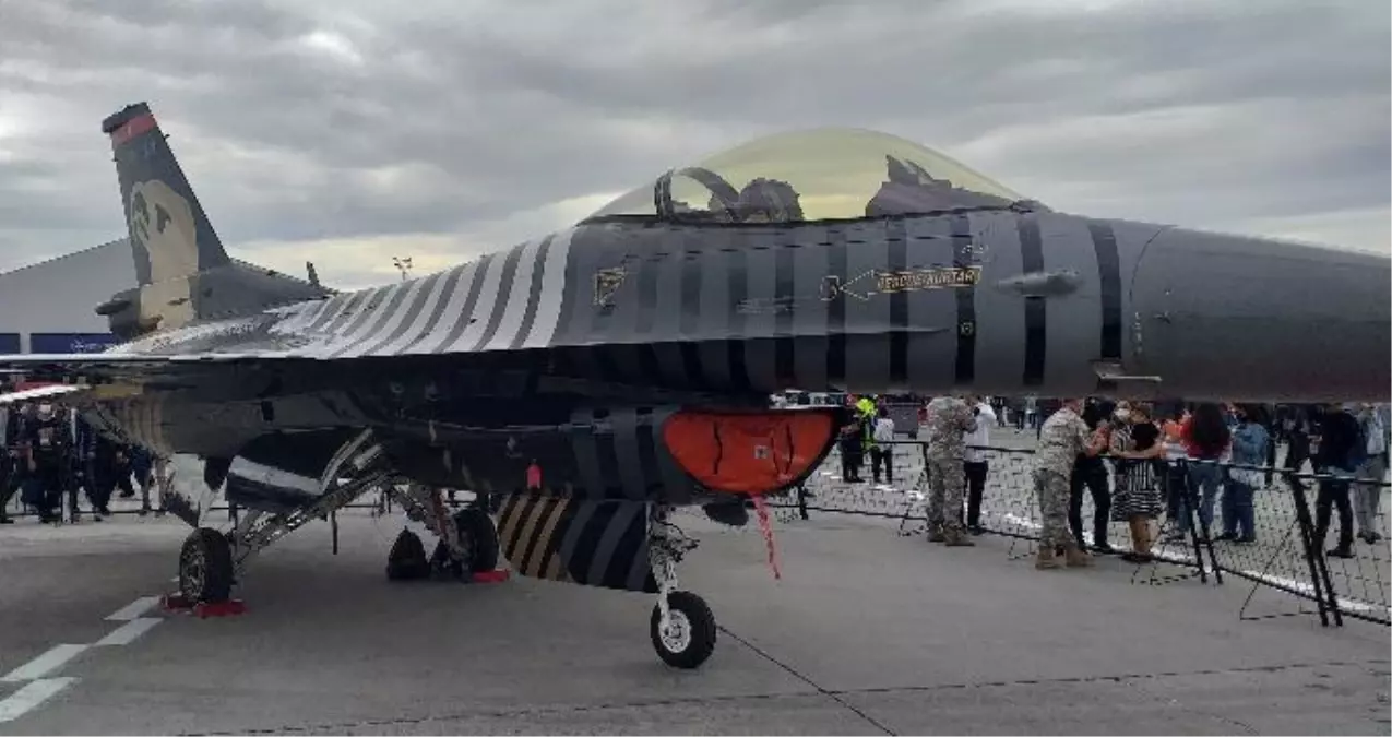 Solotürk, TEKNOFEST'in ikinci gününde nefes kesici şovuyla büyüledi