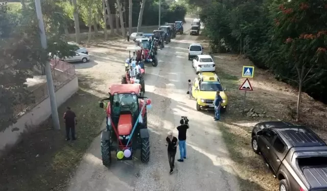 Traktörlerden oluşan sünnet konvoyu renkli görüntülere sahne oldu