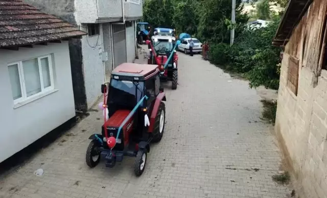 Traktörlerden oluşan sünnet konvoyu renkli görüntülere sahne oldu