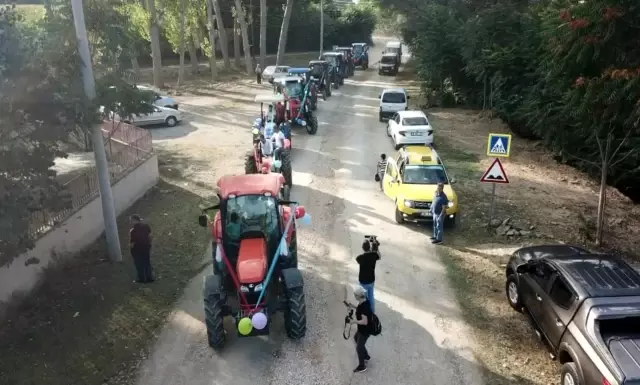 Traktörlerden oluşan sünnet konvoyu renkli görüntülere sahne oldu