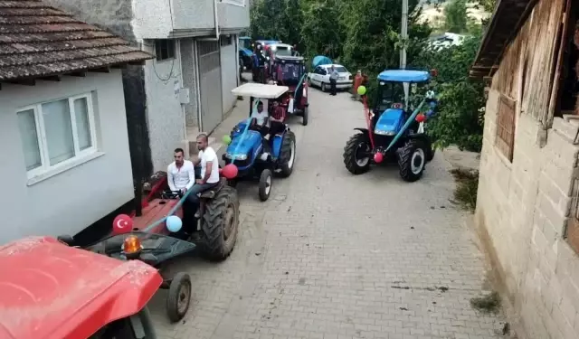 Traktörlerden oluşan sünnet konvoyu renkli görüntülere sahne oldu