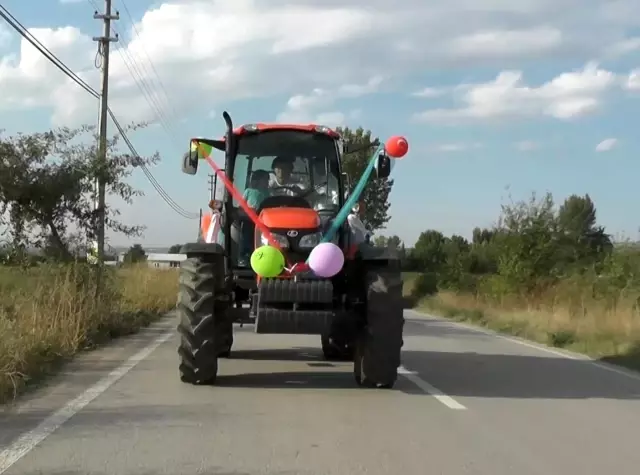 Traktörlerden oluşan sünnet konvoyu renkli görüntülere sahne oldu