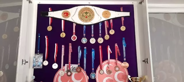Uluslararası Kick Boks şampiyonu milli sporcuya hırsızlık şoku