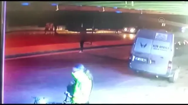 Son dakika... Yoldan geçen araçlara taş atan kişi gözaltına alındı