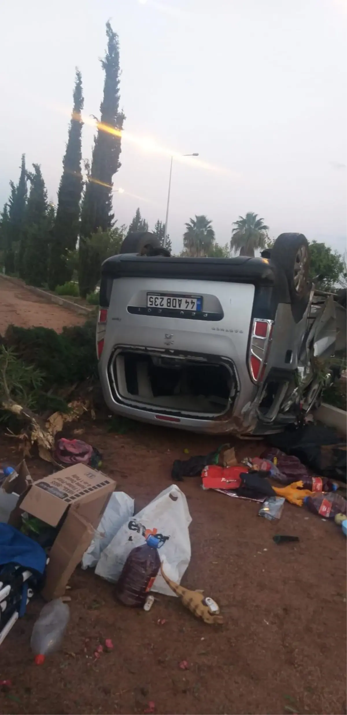 Son dakika: Adana'da devrilen hafif ticari araçtaki 1 kişi öldü, 5 kişi yaralandı