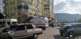 Adana'da iki otomobilin çarpışması sonucu 2 kişi yaralandı