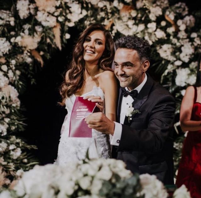 Arda Türkmen ve Melodi Erbirliler'in düğününde yürekler ağza geldi! Fenomen Sibil Çetinkaya, gelinliğin üstüne maytap düşürdü