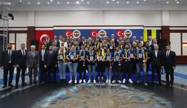 SPOR Bakan Kasapoğlu, Fenerbahçe'nin olimpik sporcularla buluşma etkinliğine katıldı
