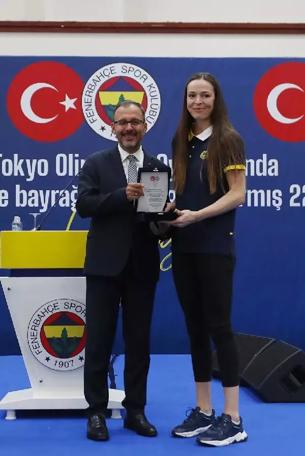 SPOR Bakan Kasapoğlu, Fenerbahçe'nin olimpik sporcularla buluşma etkinliğine katıldı