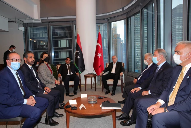 Son dakika haber | Cumhurbaşkanı Erdoğan, BM 76. Genel Şurası'na katıldığı New York'ta, Libya Başkanlık Kurulu Lideri el-Menfi ile bir ortaya geldi.