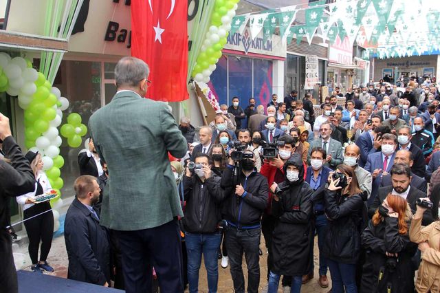Davutoğlu'nun Sivas ziyaretinde vatandaşlarla partililer arasında arbede çıktı