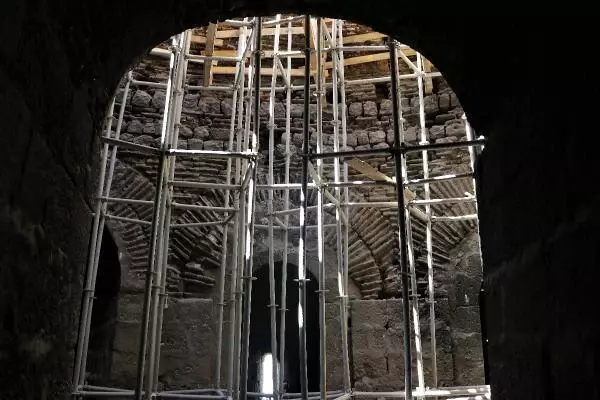 DİYARBAKIR KALESİ'NDE MANCINIK AYAKLARI BULUNDU