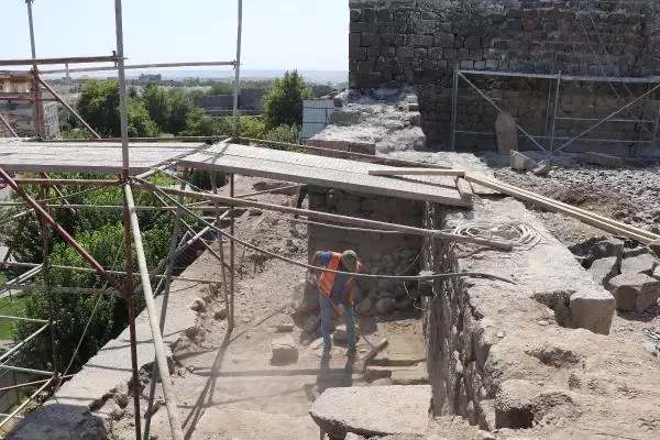 DİYARBAKIR KALESİ'NDE MANCINIK AYAKLARI BULUNDU