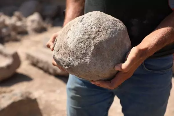 DİYARBAKIR KALESİ'NDE MANCINIK AYAKLARI BULUNDU