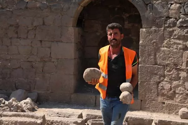 DİYARBAKIR KALESİ'NDE MANCINIK AYAKLARI BULUNDU