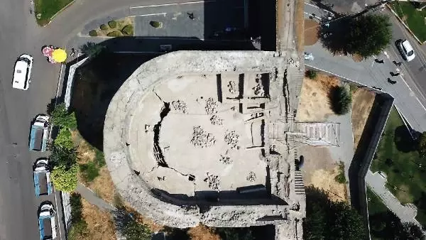 DİYARBAKIR KALESİ'NDE MANCINIK AYAKLARI BULUNDU