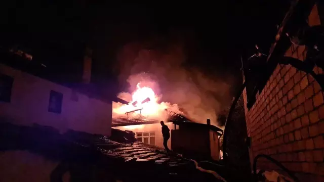 Garajda başlayan yangın çatıyı sardı