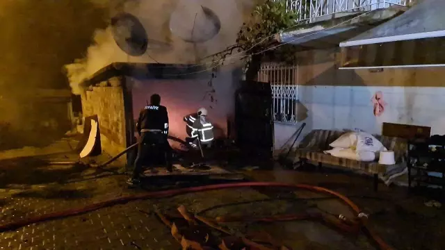 Garajda başlayan yangın çatıyı sardı
