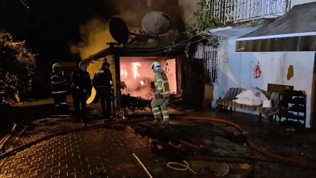 Garajda başlayan yangın çatıyı sardı