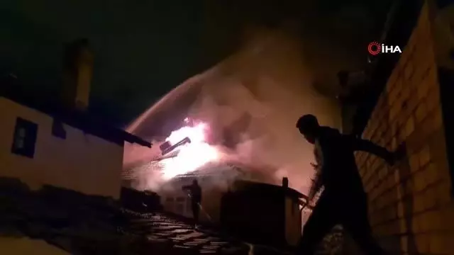 Garajda başlayan yangın çatıyı sardı