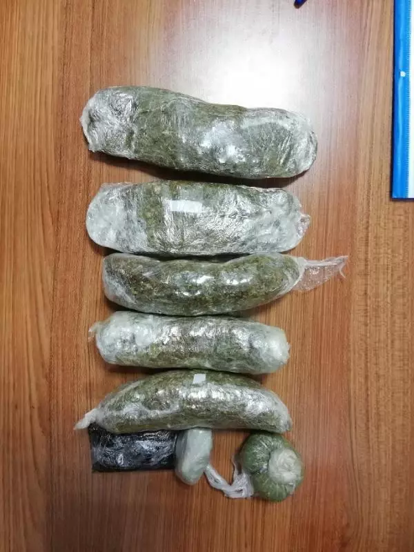 Havalimanında vücuduna sarılı uyuşturucu ile yakalandı