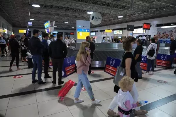 İngiliz turistler 4 aylık 'kırmızı liste' engelinden sonra yeniden Antalya'da