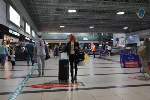 İngiliz turistler 4 aylık 'kırmızı liste' engelinden sonra yeniden Antalya'da