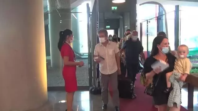 İngiliz turistler lokum ve çiçeklerle karşılandı (2)