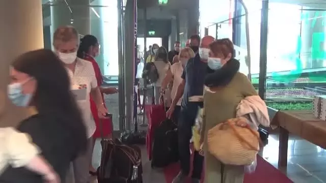 İngiliz turistler lokum ve çiçeklerle karşılandı (2)