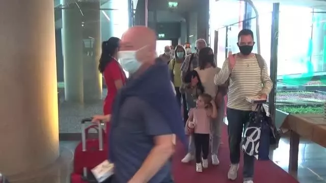 İngiliz turistler lokum ve çiçeklerle karşılandı (2)