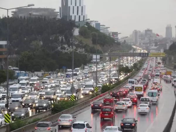İstanbul'da yağmur trafiği! Yoğunluk yüzde 71'e ulaştı