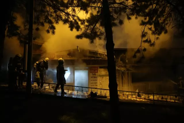 Yan yana 3 dükkan yandı