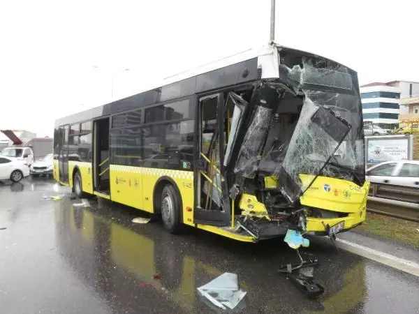Maltepe'de İETT otobüsüyle kamyonet çarpıştı; D-100 kapandı-1