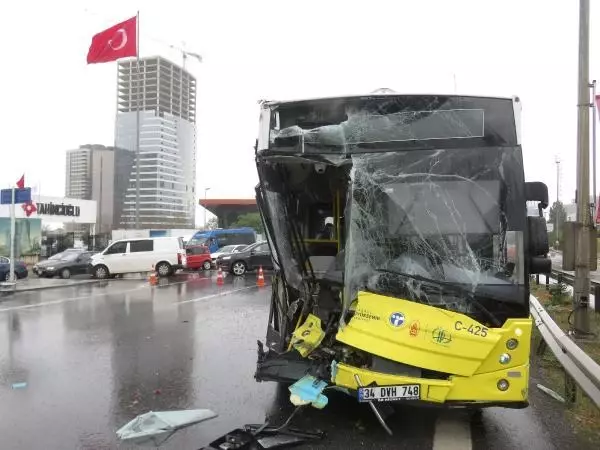 Maltepe'de İETT otobüsüyle kamyonet çarpıştı; D-100 kapandı-1