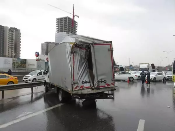 Maltepe'de İETT otobüsüyle kamyonet çarpıştı; D-100 kapandı-1