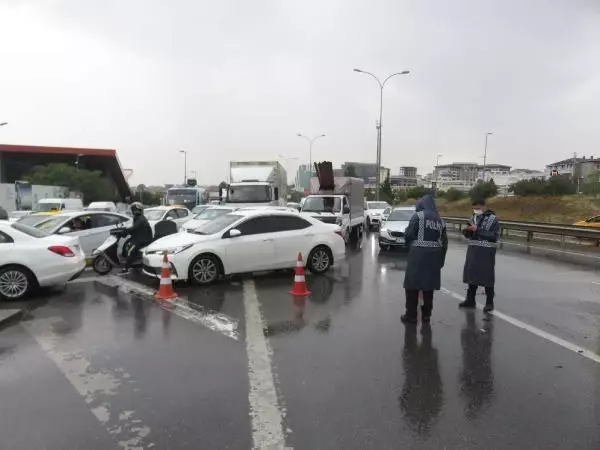 Maltepe'de İETT otobüsüyle kamyonet çarpıştı; D-100 kapandı-1