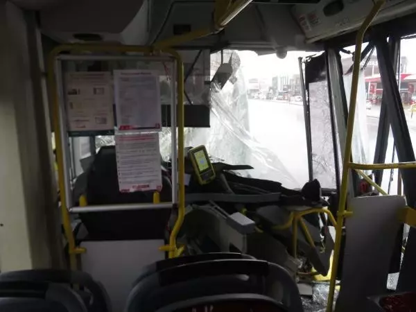 Maltepe'de İETT otobüsüyle kamyonet çarpıştı; D-100 kapandı-1