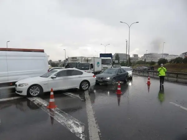 Maltepe'de İETT otobüsüyle kamyonet çarpıştı; D-100 kapandı-1