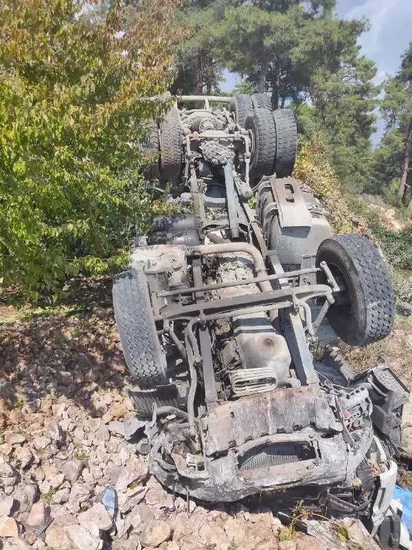 Mersin'de beton mikseri, şarampole yuvarlandı; sürücü öldü