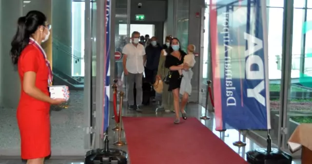 İngiliz turistler lokum ve çiçeklerle karşılandı (2)