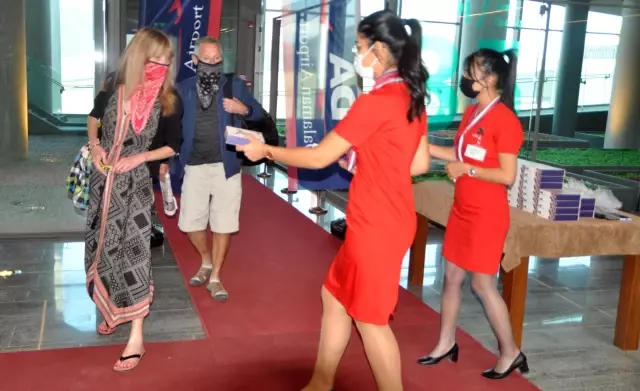 İngiliz turistler lokum ve çiçeklerle karşılandı (2)