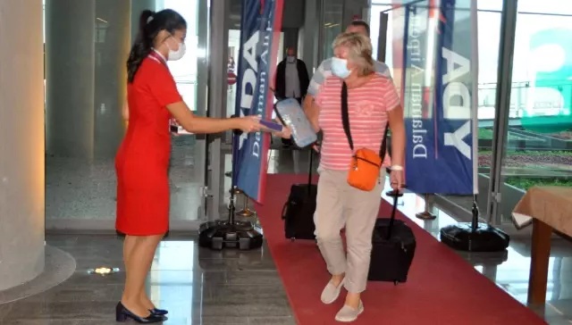 İngiliz turistler lokum ve çiçeklerle karşılandı (2)