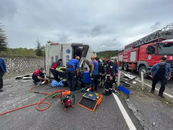 Son dakika haberi | Otobüs, otomobile çarptı: 3 ölü, 1 yaralı (2)- Yeniden